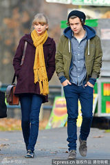 组图：泰勒与1D成员恋情浮水面 抱友人小孩显母爱