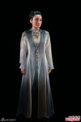 组图：秦海璐风骚演《青蛇》 闻婚事娇羞傻笑