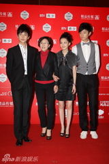 幻灯集：时尚盛典颁奖众星云集 不惧严寒斗礼服