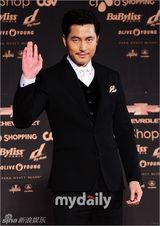 组图：李钟硕GD等闪耀颁奖红毯 女偶像尴尬跌倒