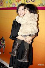 组图:翁虹亮相为朋友庆生 俯身哄女儿大秀性感