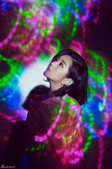 组图：何洁《坏童话》宣传写真光影绚烂