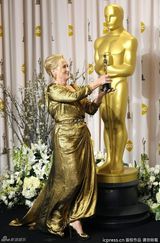 高清图：奥斯卡后台影后梅丽尔-斯特里普自信洋溢