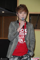 组图：F.I.R主唱骑车摔伤脊椎 陈建宁颁出禁骑令