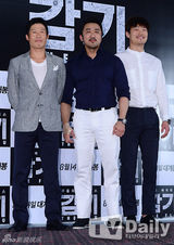 组图：张赫秀爱挽手出席韩片《流感》发布会