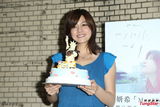 组图：陈妍希校园开演唱会 现场庆生亲吻蛋糕