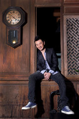 组图：黄海波诙谐写真曝光 边境游热心公益