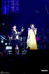 组图：郑秀文红色骑士装广州开唱 黄色旗袍秀性感 