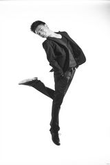 组图：新秀曹璐暴黑白写真 动感活力十足 