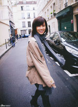 组图：前田敦子可爱小短裤抱萌兔 生活写真秀美