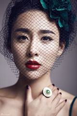 组图：贾青应邀拍写真 复古造型性感典雅