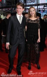 《纯洁星期六》首映 安东-沙金携斯维塔纳似情侣