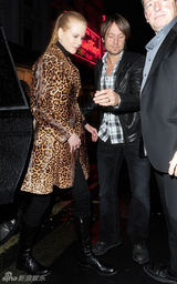 幻灯：妮可豹纹外套显高贵 与老公伦敦秀甜蜜