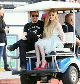 组图：艾薇儿拍MV露短腿 网袜性感烟熏装魅惑