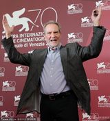 组图：《另一个家园》发布会 导演手舞足蹈