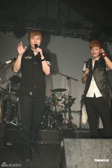 组图：八三夭开唱阿信站台 欲学谢和弦微博放料