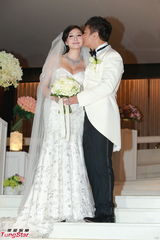 组图：钱嘉乐汤盈盈大婚 新娘巨乳大肚与新郎热吻