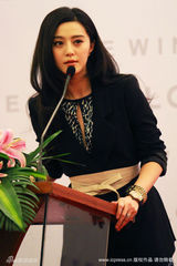 幻灯图集：范冰冰黑衣代言 长卷发披肩妩媚