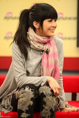 高清图：《美丽密令》主创聊天 阿Sa(蔡卓妍)表情多变