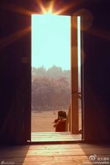 组图：王诗龄再变红裙小公主 与考拉比萌