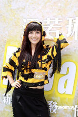 幻灯图：江若琳推出新MV 密裹严实大跳劲舞 