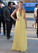 组图：布莱克明黄色礼服闪耀《野蛮人》纽约首映