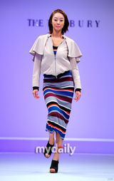 组图：韩女星崔茹珍韩惠珍服装秀 春夏秋冬全演绎