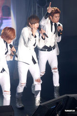 高清：韩国男团“F.CUZ”旋风抵台 两成员带伤上阵