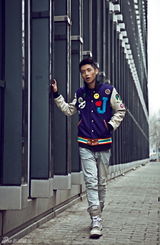 星街拍：魏晨寒冬街拍换装秀 迷幻色披风显帅气