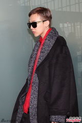 组图：黑超遮面懒理粉丝 BigBang离港耍大牌