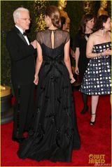 组图:朱莉亮相奥斯卡学院奖 皮特短发携子助阵