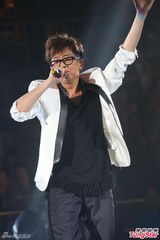 组图：伦永亮演唱会尾场 即兴拉叶德娴上台合唱