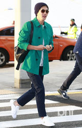 组图：韩星权相佑赴美参加时装展 绿衫潇洒帅气