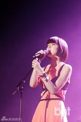 组图：赵容弼尹民秀等献唱展华丽舞台