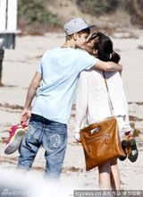 组图：比伯打破分手谣言 与女友沙滩散步缠绵拥吻