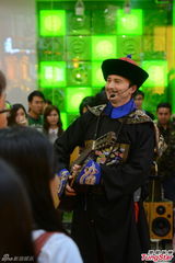 组图：林德信拍戏街头扮僵尸 吸引路人围观