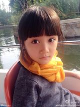 组图：童年小龙女演员超萌生活照 可爱似洋娃娃
