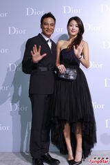 组图：钟楚红张曼玉同台亮相 全智贤露香肩