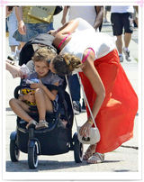 组图：杰西卡-阿尔芭携女现身装扮抢眼