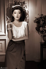 组图：阚清子黑白名媛大片 红唇微启幽暗魅惑