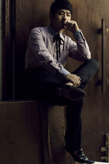 组图：郭晓冬目光深邃 展沧桑熟男魅力