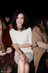 组图：高圆圆米兰优雅看秀 推崇时尚实用主义