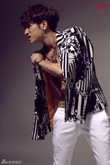 组图：刘洲成化身魅力型男 半裸拍宣传照