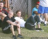 组图：贝克汉姆带儿子球场PK 见狗仔变脸怒骂