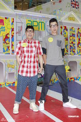 组图：农夫亲自推销唱片 销量飘红排第三位