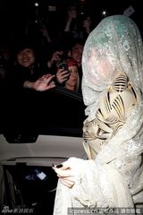 组图：Gaga悉尼夜店表演 全身裹白纱似蚕宝宝
