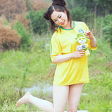 幻灯图：芙蓉姐姐穿巴西队服 捧大力神杯拍写真