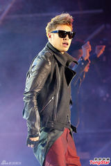 组图：严爵飚高音 与潘玮柏卢广仲接力开唱