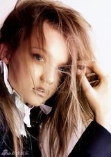 组图：俄罗斯超模萨莎写真展梦幻气质