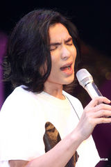 幻灯图：萧敬腾演绎王菲经典 林俊杰自弹自唱怕忘词